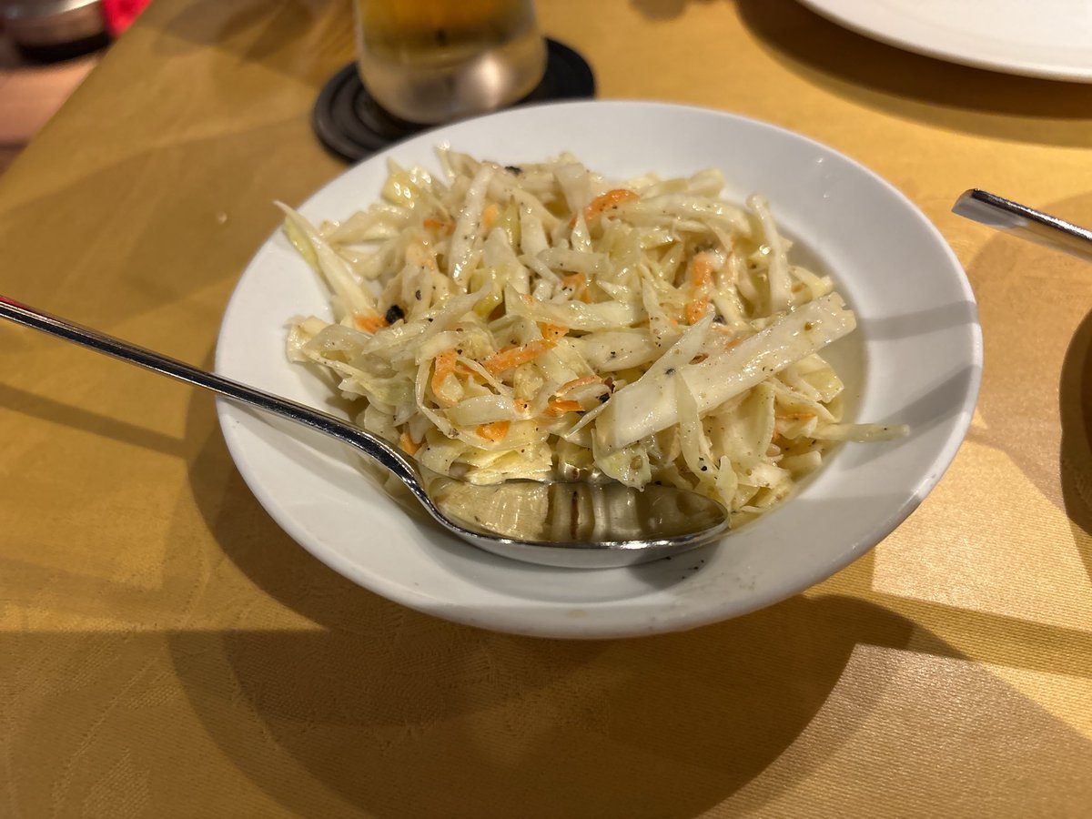 spicezuki's tweet photo. 26.0505 コールスローサラダ、マトンカリスッケ、キーマサモサ、タンドリーミックス。ついつい同じメニューの夕食。スパイスなんたるかを堪能できる。反して、アルコールはリーズナブル。美味過ぎて他のメニューを試せないのが悩み。#Ajanta https://t.co/bbBpGB977K