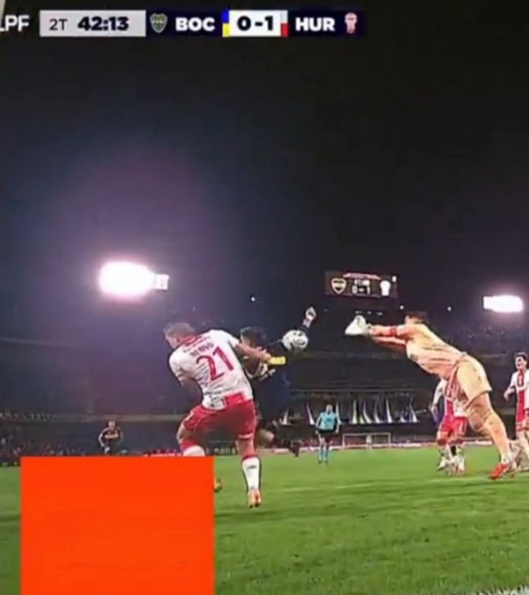 Según el arbitraje argentino eso es Hombro 🤣🤣🤣😅