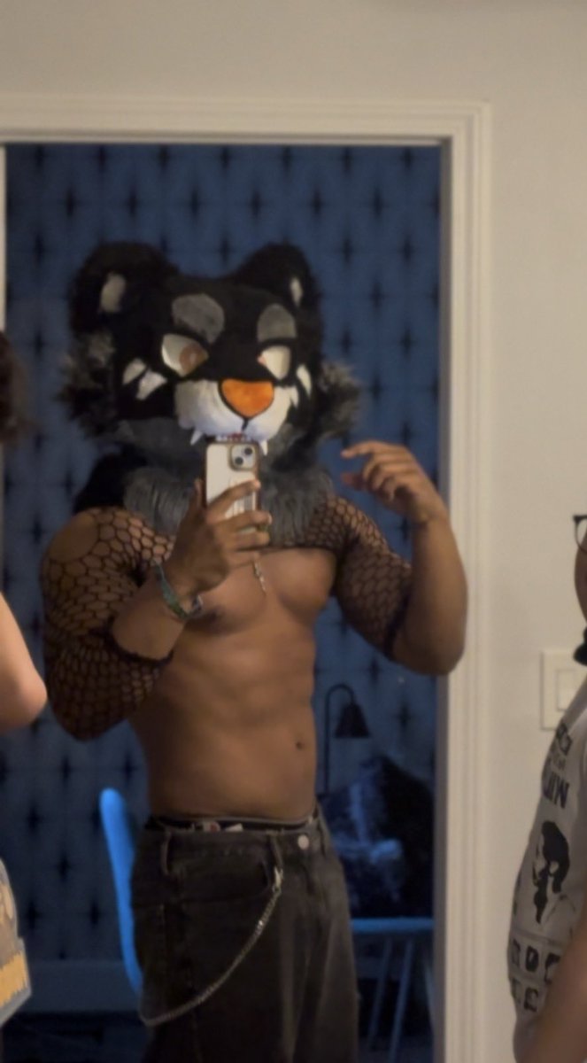 callmexkingx's tweet photo. See yall at the room parties https://t.co/EHpO1dugfa
