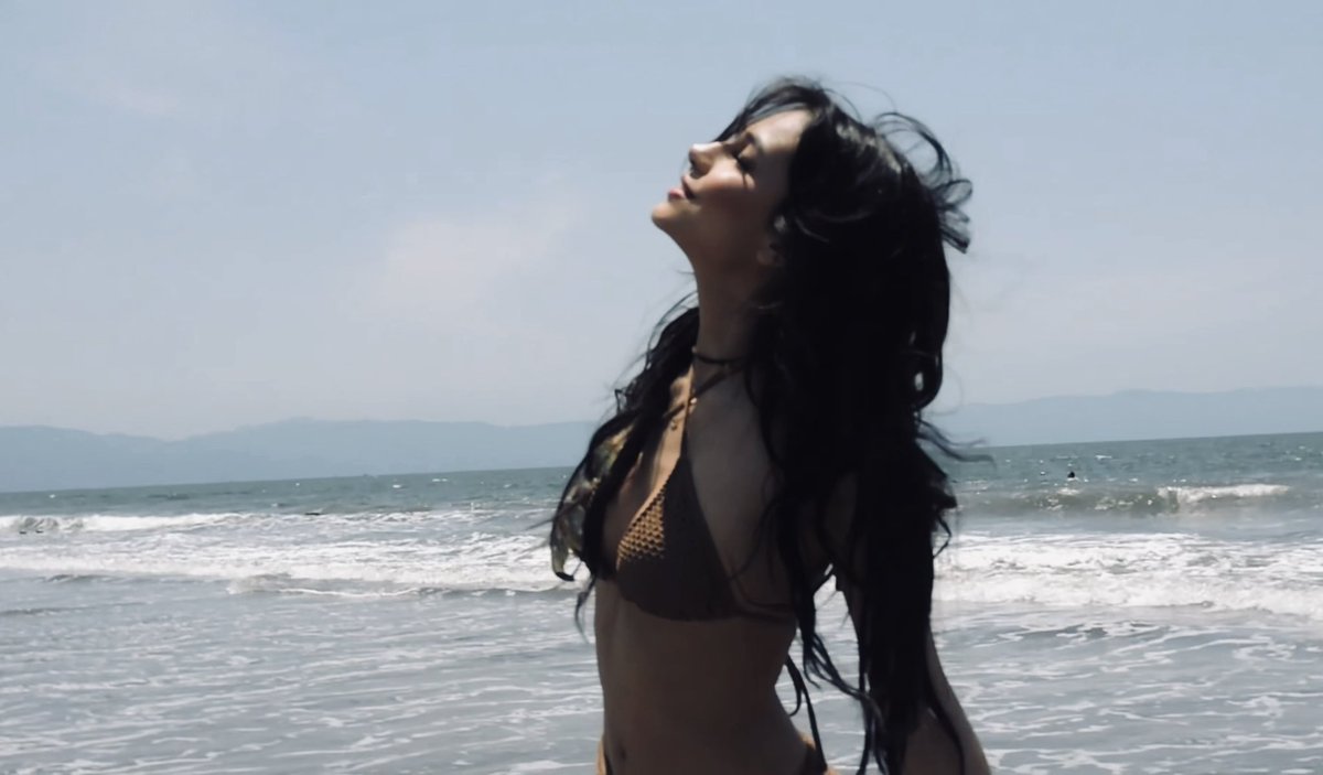 hoy está bebecita la va a romper como siempre, cantando tú primera colaboración, no me cabe el orgullo en el pecho, te admiro y te amo tanto Marianis, eres mi mas grande inspiración ❤️‍🩹🥹