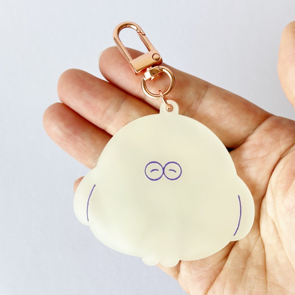 みんな、おはよ〜💡 蓄光アクリルキーホルダー でぶもに／1,200円(税込