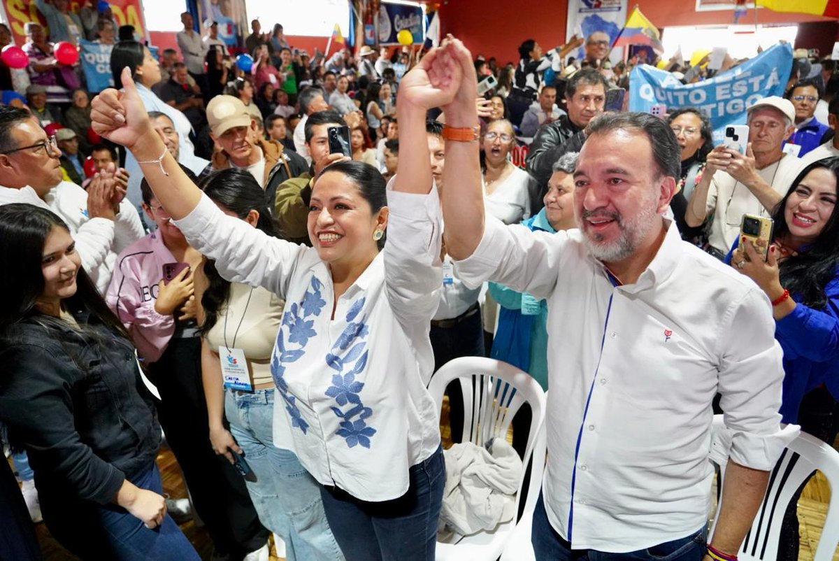 PaolaPabonC's tweet photo. Hemos resistido tres gobiernos neoliberales que han socavado la democracia, menoscabado la salud y educación públicas, que nos han sometido a la inseguridad y al abandono... ¡Y hemos resistido porque nos mueve el amor por la Patria!

Esta tarde nos organizamos en unidad y con esperanza junto a la querida militancia de la @RC5Oficial, porque estamos en el corazón de este pueblo, estamos más vivos que nunca.

Juntos somos invencibles.
#EcuadorInvencible