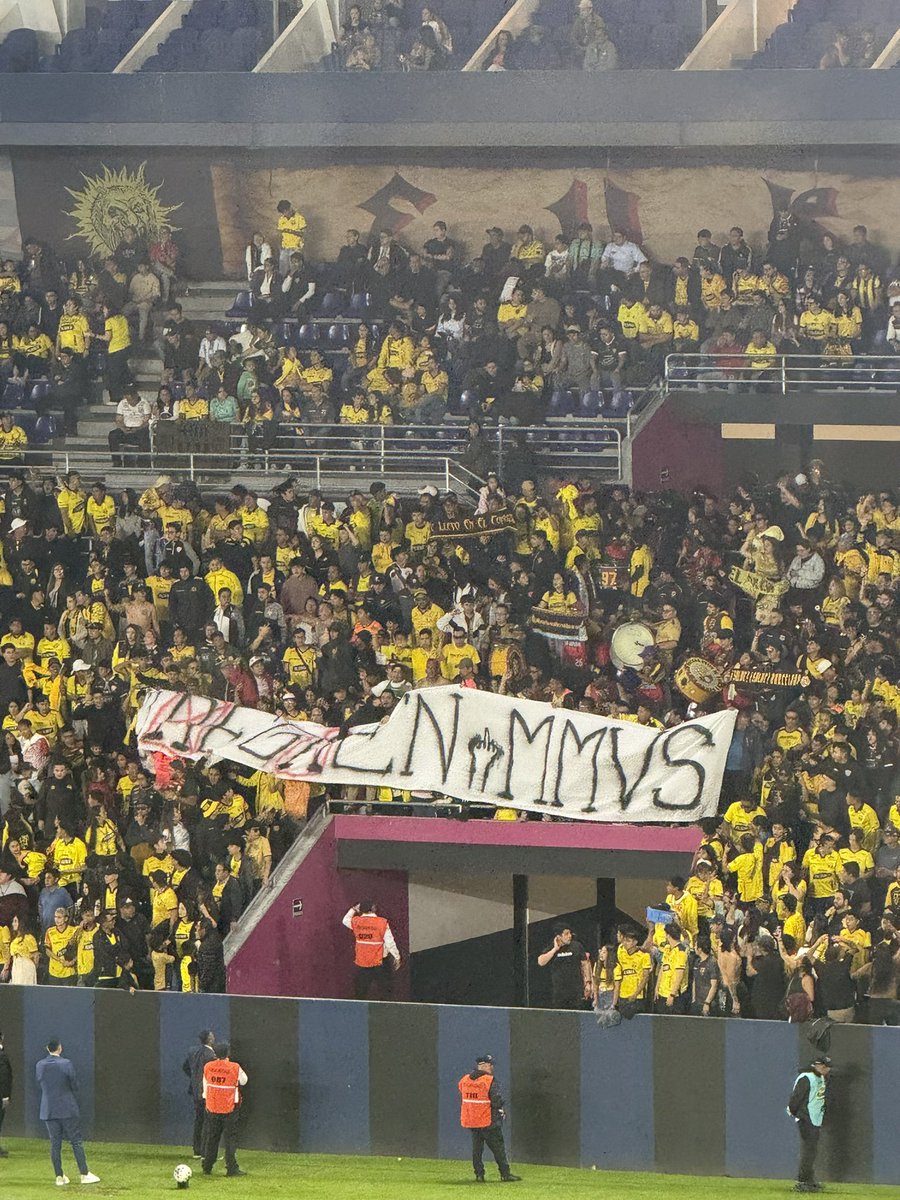 maitemontalvog's tweet photo. Pierde BSC ante IDV y sacan pancartas los hinchas. Mensajes de ofensivos y presión por otra presentación que no es favorable. https://t.co/8BSaxLqO4V
