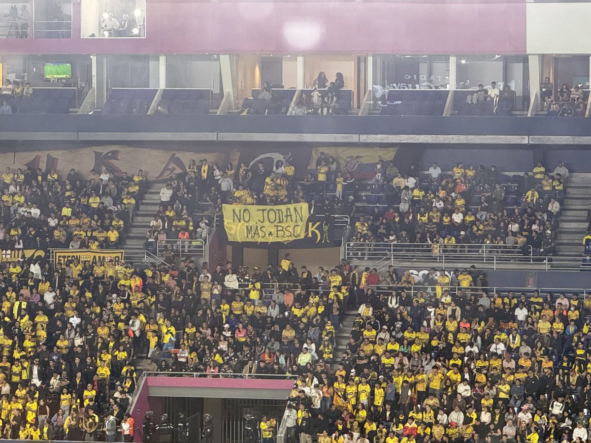 maitemontalvog's tweet photo. Pierde BSC ante IDV y sacan pancartas los hinchas. Mensajes de ofensivos y presión por otra presentación que no es favorable. https://t.co/8BSaxLqO4V