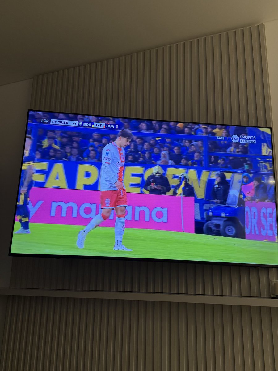 ni se mueven los tipos, no canta uno, y después te quieren vender que esa cancha mal hecha tiembla