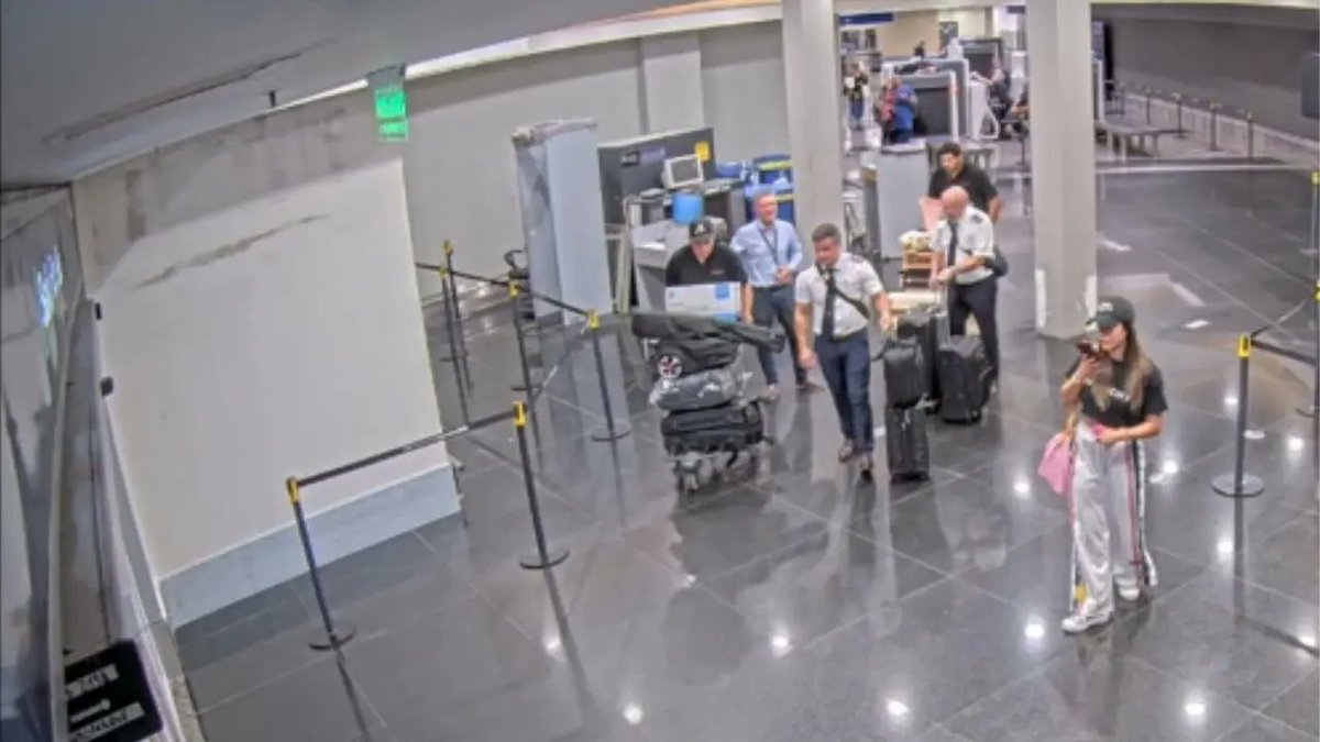 MIREN !
14 de febrero de 2025
Explota " LIBRA "
26 de febrero 2025
Un vuelo proveniente de Estados Unidos, llega con 10 valijas en el avión privado del empresario Scatturice 
evitando el control aduanero la azafata vinculada al gobierno de <a href="/JMilei/">Javier Milei</a>
la causa la tiene 
Arie Lijo