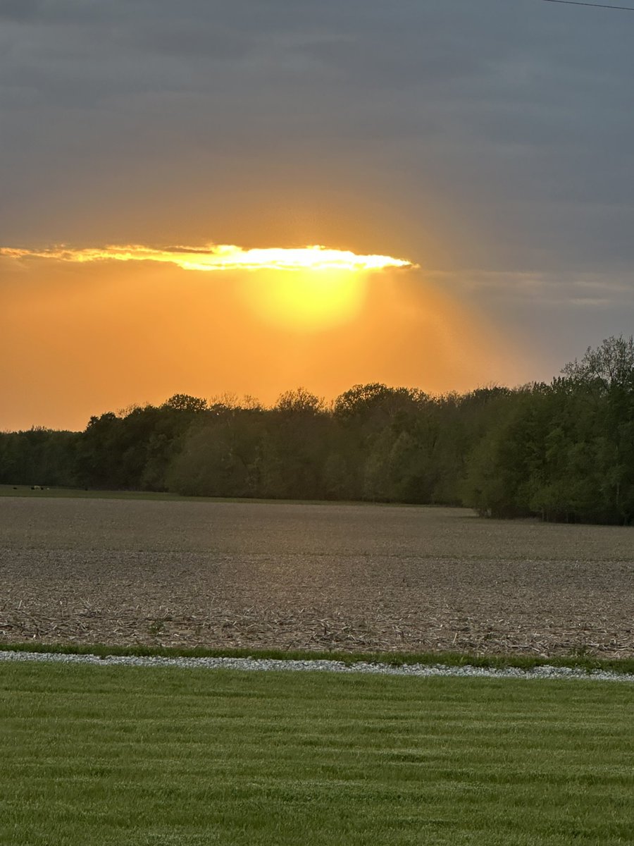 Bkitch1Bodie's tweet photo. The beautiful Indiana sky opening up for the last bit of sunshine for the day.
#beautiful #amazingsunset
#Flyoverstate https://t.co/6TePFvynjs
