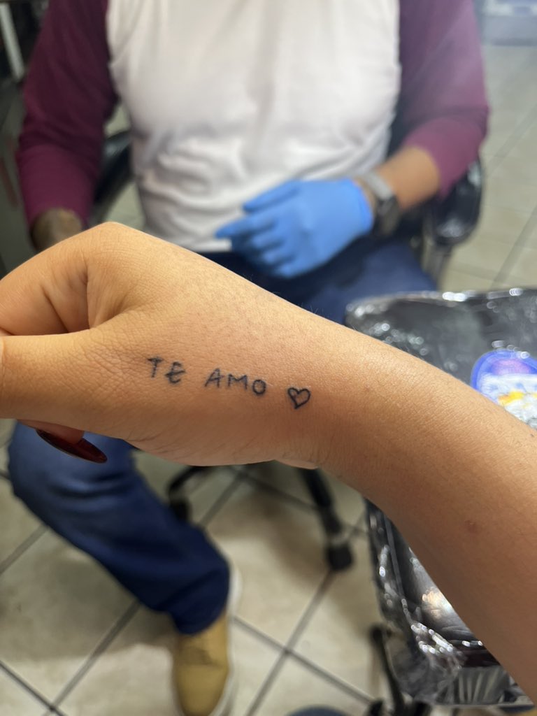 Valcar_0's tweet photo. Un día @monlaferte dijo no te tatúes algo mío por que si te decepciono tú llevarás eso de por vida y saben que ME TATÚE lo que ella me escribió por que me vale madres por qué nunca creo que me decepcione por qué la amooo me puede arrollar, ignorar pero saben que la amoooo 😭🥺 https://t.co/LuYhdZCNZZ