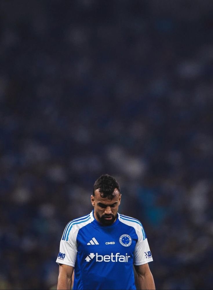 Incrível a decadência desse jogador aqui. Se achou um jogador além do que é, metendo muita marra e está fazendo cagada atrás de cagada pelo Cruzeiro. Léo Pereira jogou pelos dois.