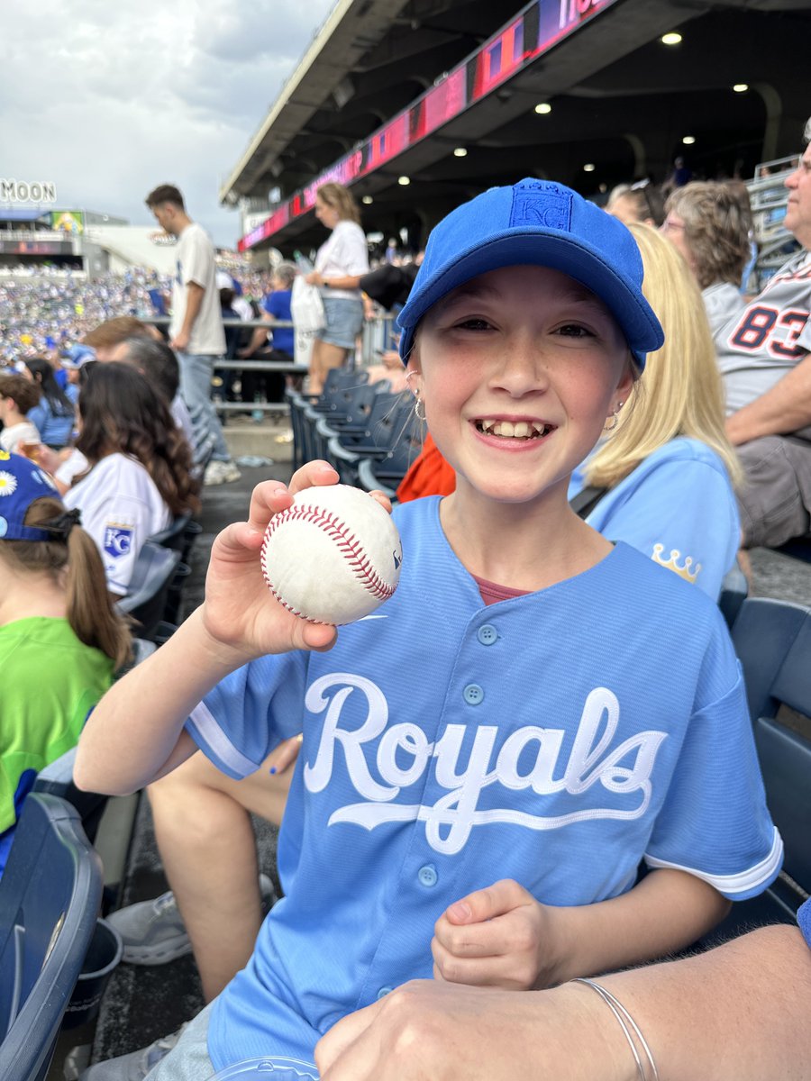 shelbyrays's tweet photo. @Royals THANK YOU @BwittJr On a dime…..from the field…..over 20ft fence…..25 rows up!!!!!! https://t.co/WqNDl1vI0y