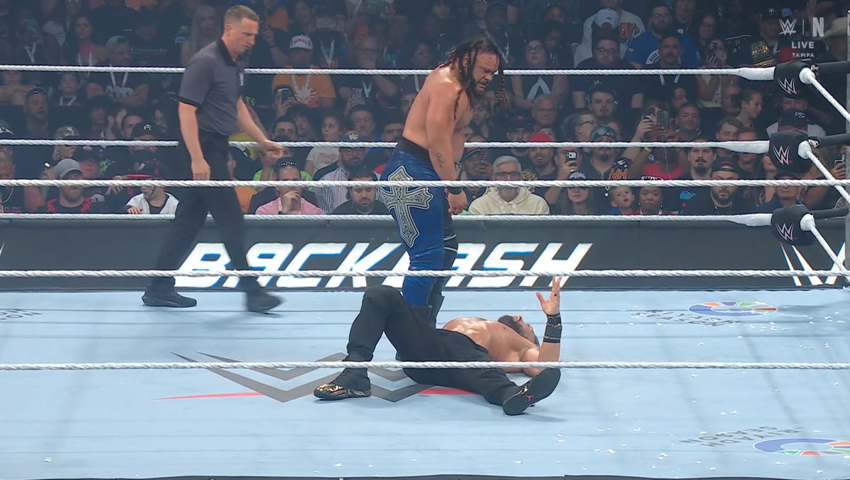 TIMWrestling's tweet photo. Jacob Fatu está domando al campeón #BacklashCL #WWEBacklash https://t.co/7vHH7cN7Bl