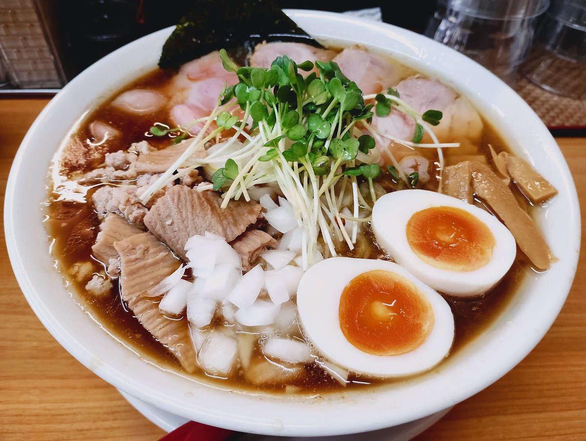 RGSTTS's tweet photo. 中華そば半ざわ　5/10(日)

“和牛骨とアジ煮干しラーメン(醤油のみ)”
大盛白丼感謝🙏

牛骨の甘みが仄かに
あとは煮干がブワッと
食前は優しい味かな？と思ってたけど
しっかり目のショッパウマ

シマチョウ入っててありがたし
こういう心遣いですよね
だから通っちゃう

ご馳走様でした https://t.co/JbS6VBC4Wx