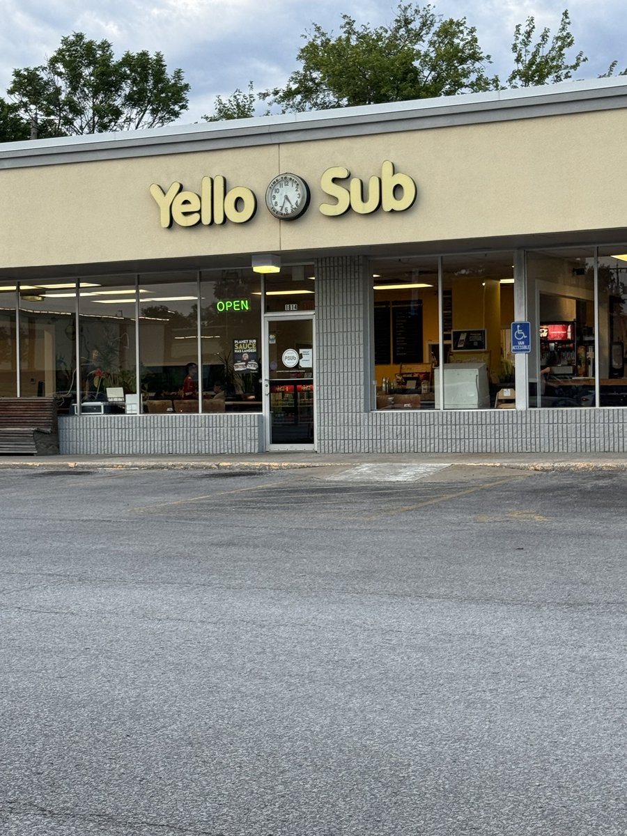 bewarephog's tweet photo. Hello yellow sub Lawrence. https://t.co/vGKyGCU339