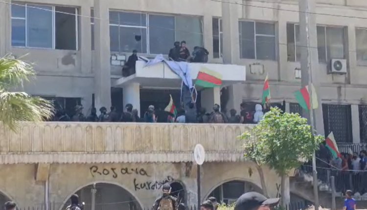 Ongoing protests in Hasakah | Demonstrators remove courthouse sign over absence of Kurdish text <a href="/syriahr/">المرصد السوري لحقوق الإنسان</a> syriahr.com/en/382055/