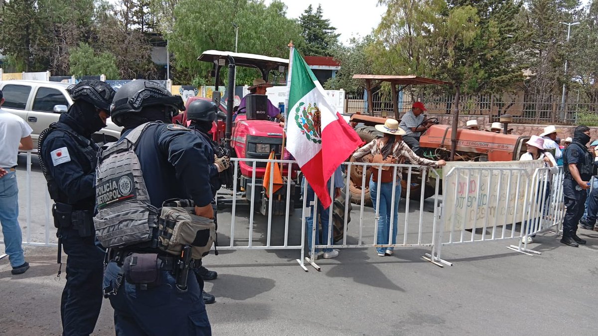soldezacatecas's tweet photo. 🚨🌱⚠️ “Del campo al caos” Productores de frijol advierten que paralizarán Zacatecas si no se acopia su cosecha. El gobierno estatal ha desplegado a las fuerzas policiales para replegar la manifestación en el Multiforo. 
https://t.co/cn3srXORjm https://t.co/8MLGevPYYB