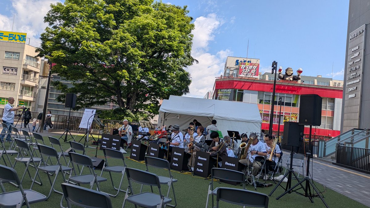 takechis's tweet photo. #湘南ジャズフェスタ
#藤沢駅北口
よい天気になりました。まもなく開演🎷🎺🪊 https://t.co/6taEvNrZdQ