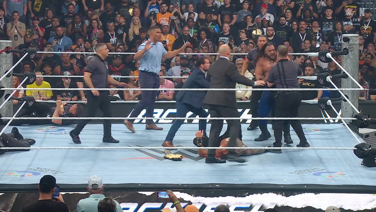 TIMWrestling's tweet photo. FATU MATÓ AL PROFE, LUEGO A HELMS Y DESPUÉS A PEARCE ¡LO VAN A DESPEDIR! 

#BacklashCL #WWEBacklash https://t.co/yJRgCXSQ1U