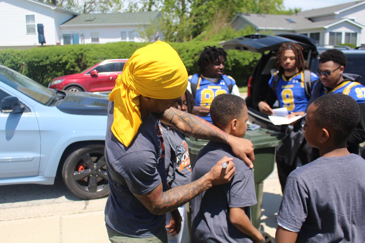 JoshuaDivonne's tweet photo. Coming back home and giving back to the program that started it all for me. #Lionheart #Lionpride 💙🏈 https://t.co/lFyS2GMaPN