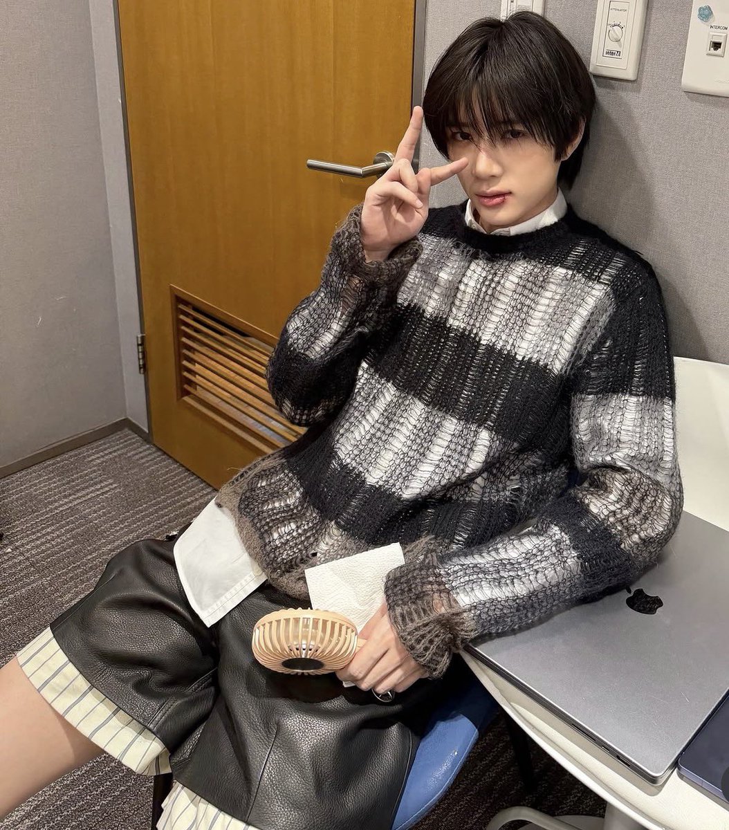 yeomgyuology's tweet photo. this thigh SNACK 😍😍😍😍😍😍😍 https://t.co/EB9JF7gDTo