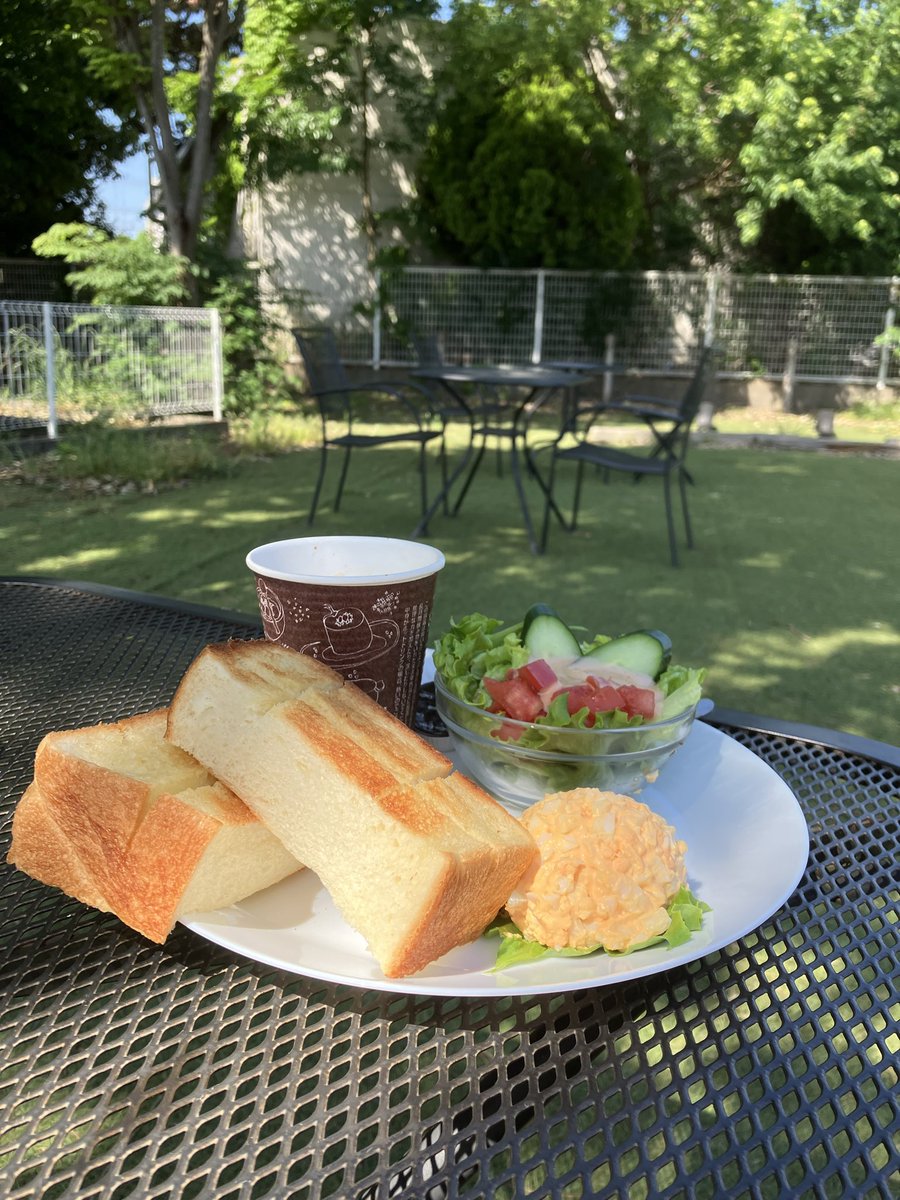 YASU678's tweet photo. 千葉市小倉のリヨンスダコア
ベーカリーに併設するイートインスペースが今の時期、最高です。
#リヨンスダコア #カフェ　#千葉　#モーニング https://t.co/sIOnYeLdw9