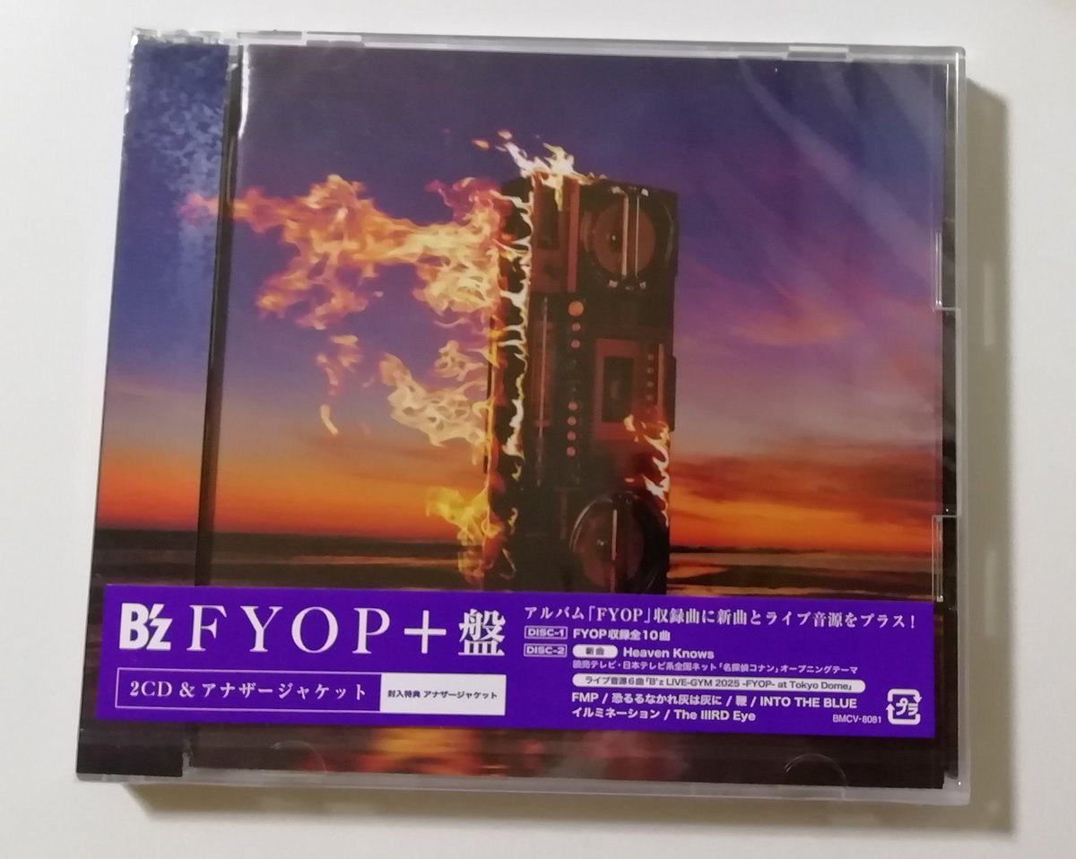 昨日のLIVE前の物販で買い直した😍🌟 #BUZZTHEMOVIE はVHSも持ってます