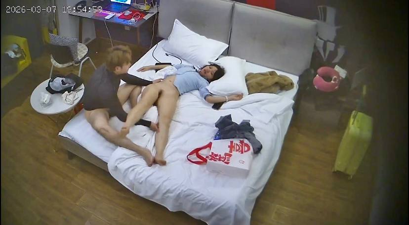 大学城附近民宿酒店天眼偷偷拍，精神小伙和温柔乖巧的女朋友周末开房温存，小伙子正打游戏着就突然想操逼了，直接过去把床上的女友扒光，直接无套插入，打桩机一样干了几十分钟，女孩最后被操的都喷了！ https://t.co/BUMP6kreMw