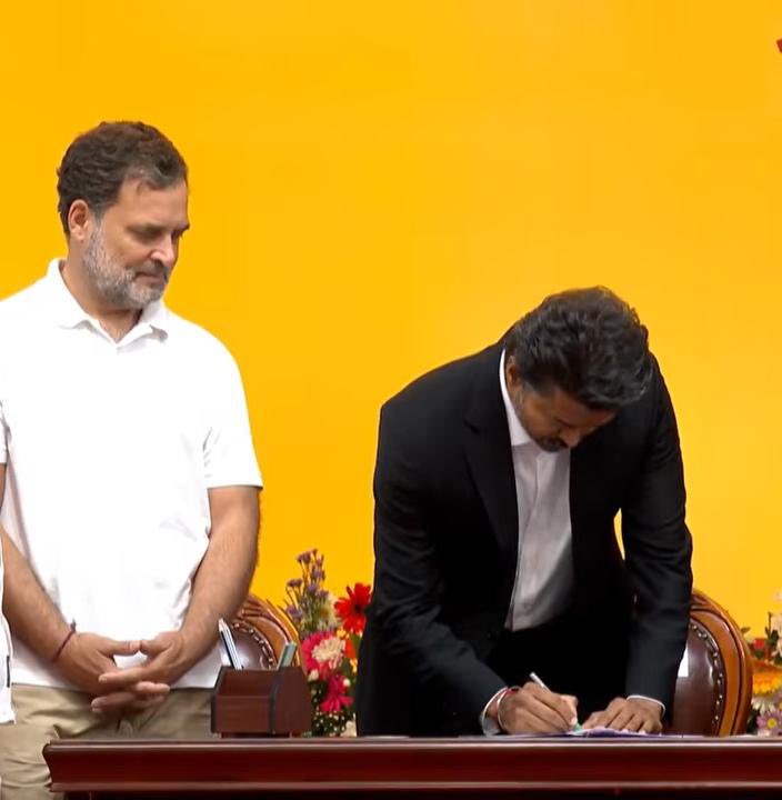 VBhojjuPatel's tweet photo. తమిళనాడు ముఖ్యమంత్రిగా ప్రమాణ స్వీకారం చేసిన గౌరవనీయులు @actorvijay గారికి హృదయపూర్వక శుభాకాంక్షలు, అభినందనలు.

ప్రజల పట్ల అంకితభావంతో, స్పష్టమైన దూరదృష్టితో సేవ చేయడంలో మీకు తగిన శక్తి, విజ్ఞత, విజయాలు చేకూరాలని ఆకాంక్షిస్తున్నాను.

మీ నాయకత్వంలో రాష్ట్రం అభివృద్ధి పథంలో ముందుకు సాగి, ప్రజలందరికీ సుఖసంతోషాలు కలగాలని మనస్పూర్తిగా కోరుకుంటున్నాను.