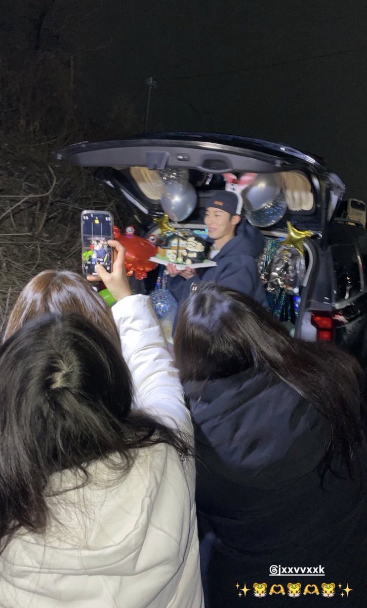 부럽다.. 저도 하루종일 이재욱 따라다니면서 사진 찍어주고 싶다 
오늘 생일인 사진 찍혀줄 이재욱 구함