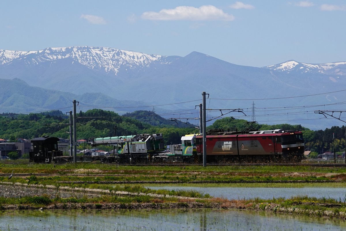 mosuokun's tweet photo. 2026/05/10
鉄道クレーン車甲種輸送

EH500-1 ＋ ワゴン車(CF350HSW) ＋ 鉄道クレーン車(KRC810N) ＋ コキ ＋ ヨ8629
9173レ
東北本線　槻木～岩沼 11:58頃

↓動画はこちらです
https://t.co/b5BNm5ryLJ https://t.co/CK8sZWm6eo