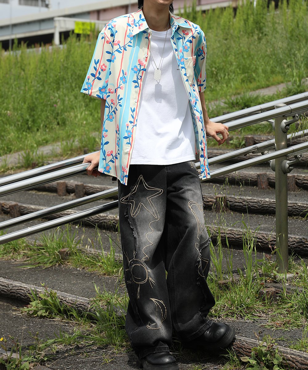 hooktokyo's tweet photo. 夏らしい遊び心あふれる総柄デザインが目を惹くアロハシャツ。
さらっと軽い生地感とゆったりしたシルエットで、暑い季節でも快適な着心地。
シンプルなTシャツやワイドデニムに合わせるだけで、抜け感のあるストリートスタイルが完成します。
ユニセックスで着用可能。
#ZOZOTOWN にて販売中。

PRICE：¥3,790（税抜）
品番：hkss5738a

An eye-catching aloha shirt featuring playful all-over prints with a vibrant summer vibe.
Crafted from lightweight fabric with a relaxed silhouette, it offers a comfortable and breathable feel even on hot days.
Simply pair it with a basic T-shirt and wide-leg denim to create an effortless street-style look.
Designed to be worn by anyone, regardless of gender.
Now available on #ZOZOTOWN.

#HOOK #HOOKTOKYO #HOOKoriginal
#総柄シャツ #半袖シャツ #開襟シャツ #アロハシャツ #ストリートファッション #韓国ファッション #夏コーデ #メンズファッション #ユニセックス #柄シャツ #古着MIX #shirtstyle #hawaiianshirt #printedshirt #streetwear #summerfashion #oversizedshirt #casualstyle #koreanfashion #unisexfashion #retrovibes #dailylook #zozotown