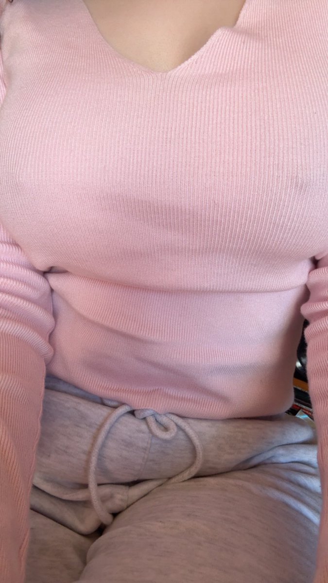 leiadownn's tweet photo. i’m bored look at my boobs and worship them 

#nsfwtwt #tittypics #teenslut #selling https://t.co/uLRJaussRy