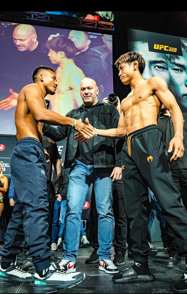 livedoornews's tweet photo. 【UFC】平良達郎、日本人初の王座獲得ならず 王者ヴァンと激闘も5回TKO負け
https://t.co/hdAE0p3woJ

3回は2分過ぎにパウンドをたたき込まれて、顔から大流血。5回、片膝をついたところでレフェリーが試合を止めた。敗戦に、平良は悔しさを露わにした。UFCは、米国の総合格闘技団体。 https://t.co/U85iEF46gA