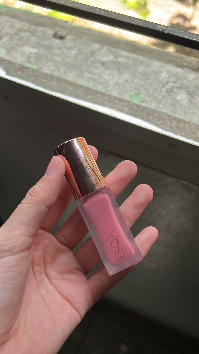 rosettalv's tweet photo. @ohmy_beautybank cuma pake liquid blushnya esqa, udah setahun ga abis” pdhal dipake truss. sebagus itu warnanya, pigmented, awet ga bikin foundi geser, ada kandungan skincarenya juga jadi mantap bgtt

https://t.co/o4fuqTN4v0 https://t.co/XmExjE7KfG
