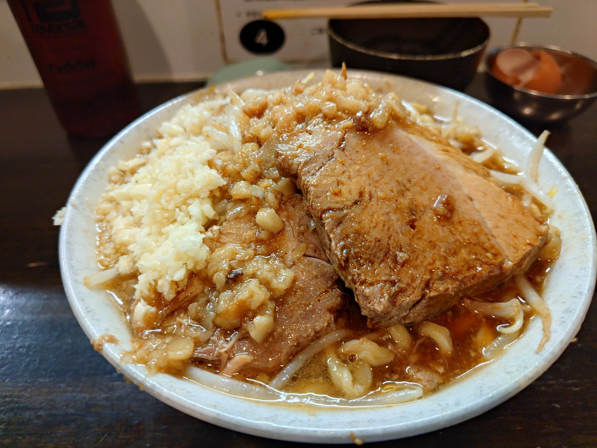 noahsark244's tweet photo. 約1ヶ月振りのラーメン荘これが好きだからへ。金曜日に口内炎発症して完治してないので量は控え目に。いつも通りの優しい味に加え脂身が少ないチャーシュー最高でした。ご馳走様です。ええ加減に酒の量減らして腸内環境整えようかな(笑)
#ラーメン荘これが好きだから 
#ラーメン二郎 https://t.co/gKBWYfJjHz