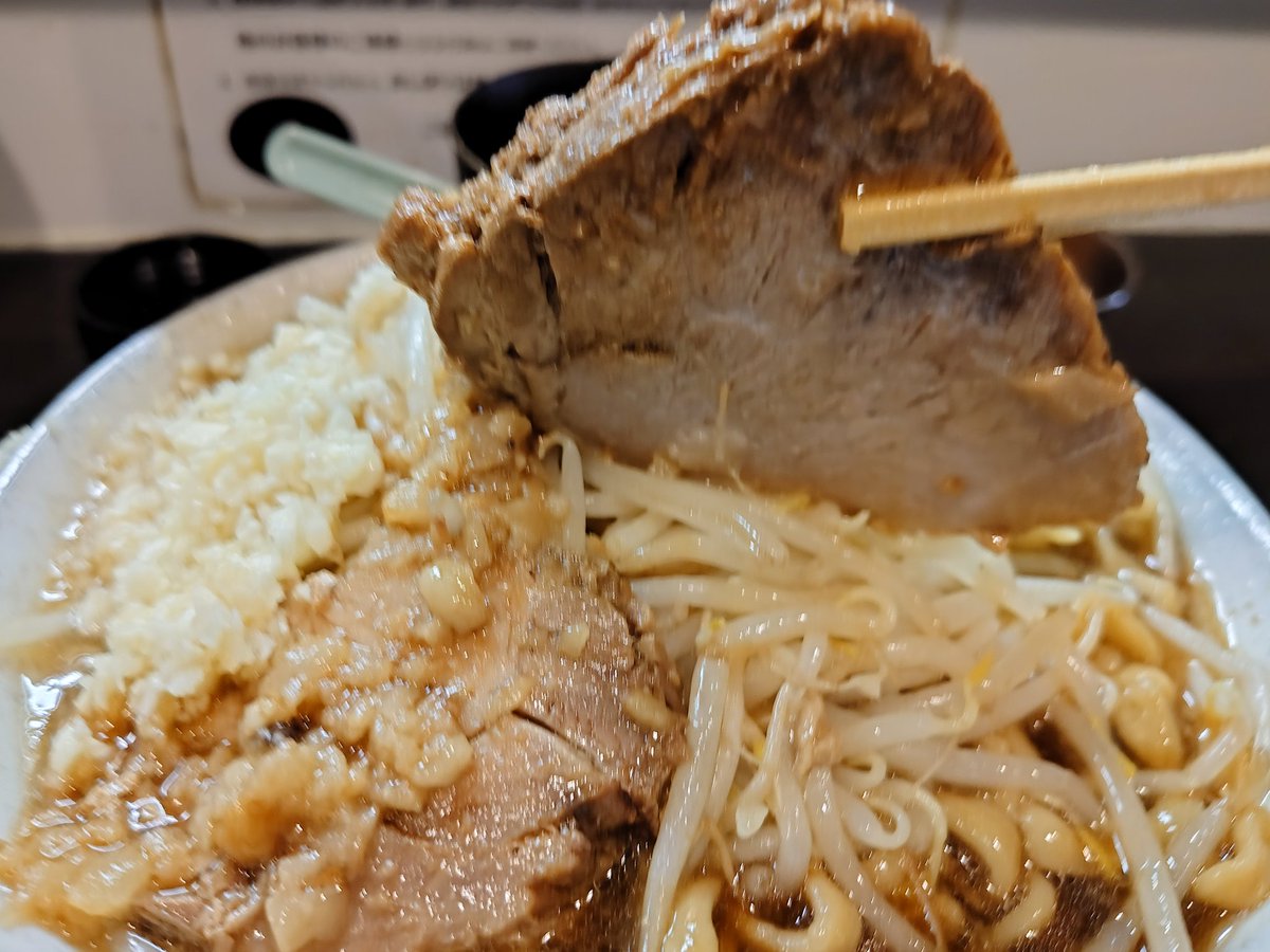 noahsark244's tweet photo. 約1ヶ月振りのラーメン荘これが好きだからへ。金曜日に口内炎発症して完治してないので量は控え目に。いつも通りの優しい味に加え脂身が少ないチャーシュー最高でした。ご馳走様です。ええ加減に酒の量減らして腸内環境整えようかな(笑)
#ラーメン荘これが好きだから 
#ラーメン二郎 https://t.co/gKBWYfJjHz