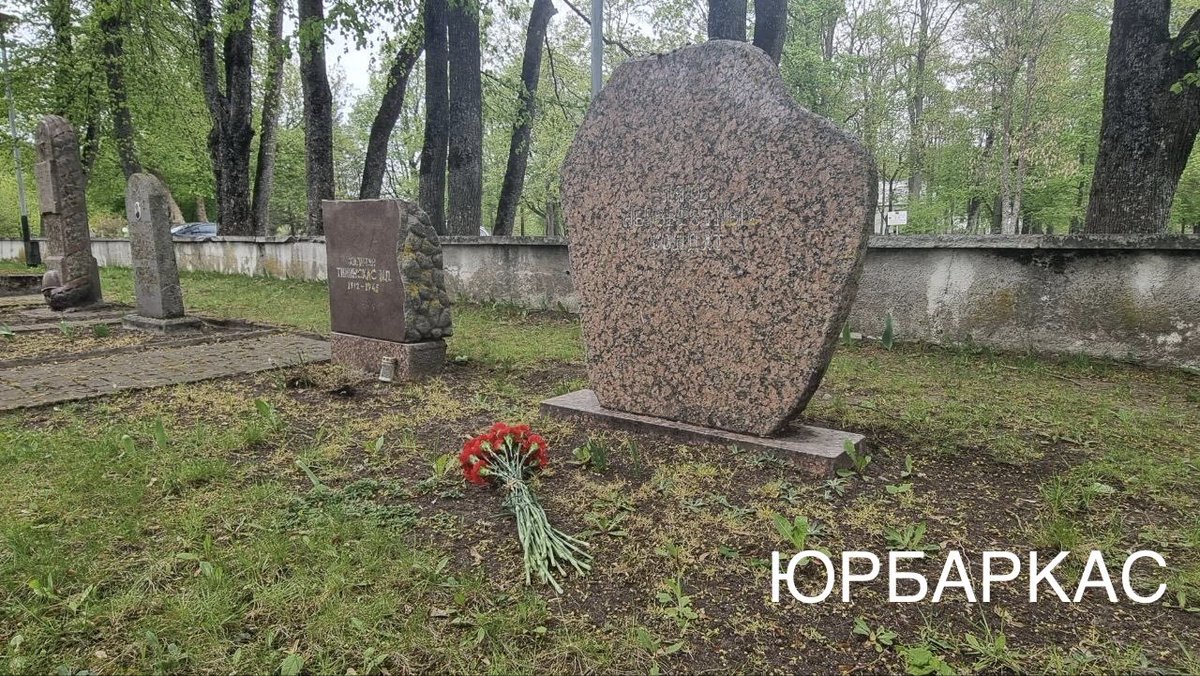 RusEmb_LT's tweet photo. 9 мая дипломаты роспосольства посетили более 30 населенных пунктов Литвы.

Фотоотчет: https://t.co/5aCSC2aJVo

#Победа81 https://t.co/62I5Km9rvT
