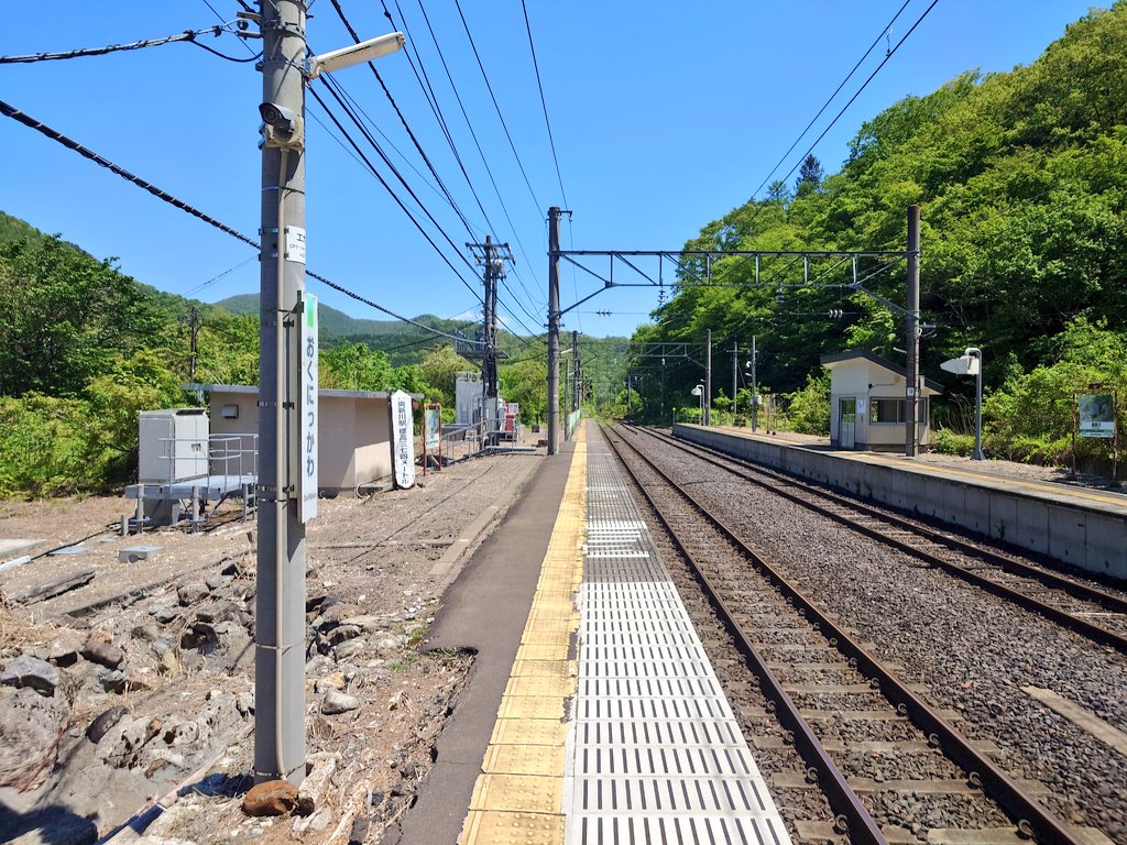 saramandercub's tweet photo. 宮城県で最も西側にある秘境、奥新川駅に初めて来てみました。画像1枚目にある昔食堂だった建物にはまだおばあさんと犬が生活してて色々お話を伺って来ました🙋凄く良い所でしたがそれとはうらはらに、ここは自⚪️の名所でもあるとの事でした💦夜に行けば物凄く怖いべね😱 https://t.co/9dj3SblChO