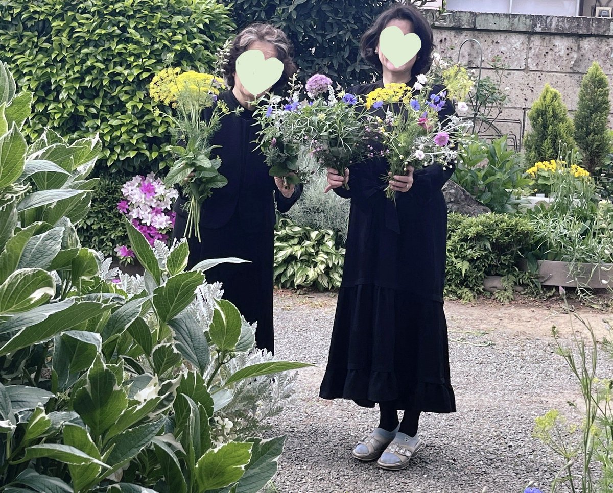 library_rb's tweet photo. 葬儀の朝

逝く前日まで
父が愛おしそうに眺めていた
家の庭の花を
母と2人で摘みました

棺の中いっぱいに収めたら
ふわーっとハーブの香りが
立ち込めて

参列者の方々から
いい匂いがする〜っと
声が上がりました

しめしめ
お父さん、いい匂いですって！
#キリトリセカイ　#ハーブ　#花好き https://t.co/iNorfEMa8w