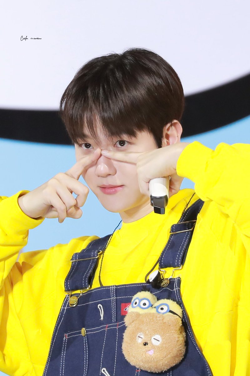hourly baekhyun 🤍 tweet media