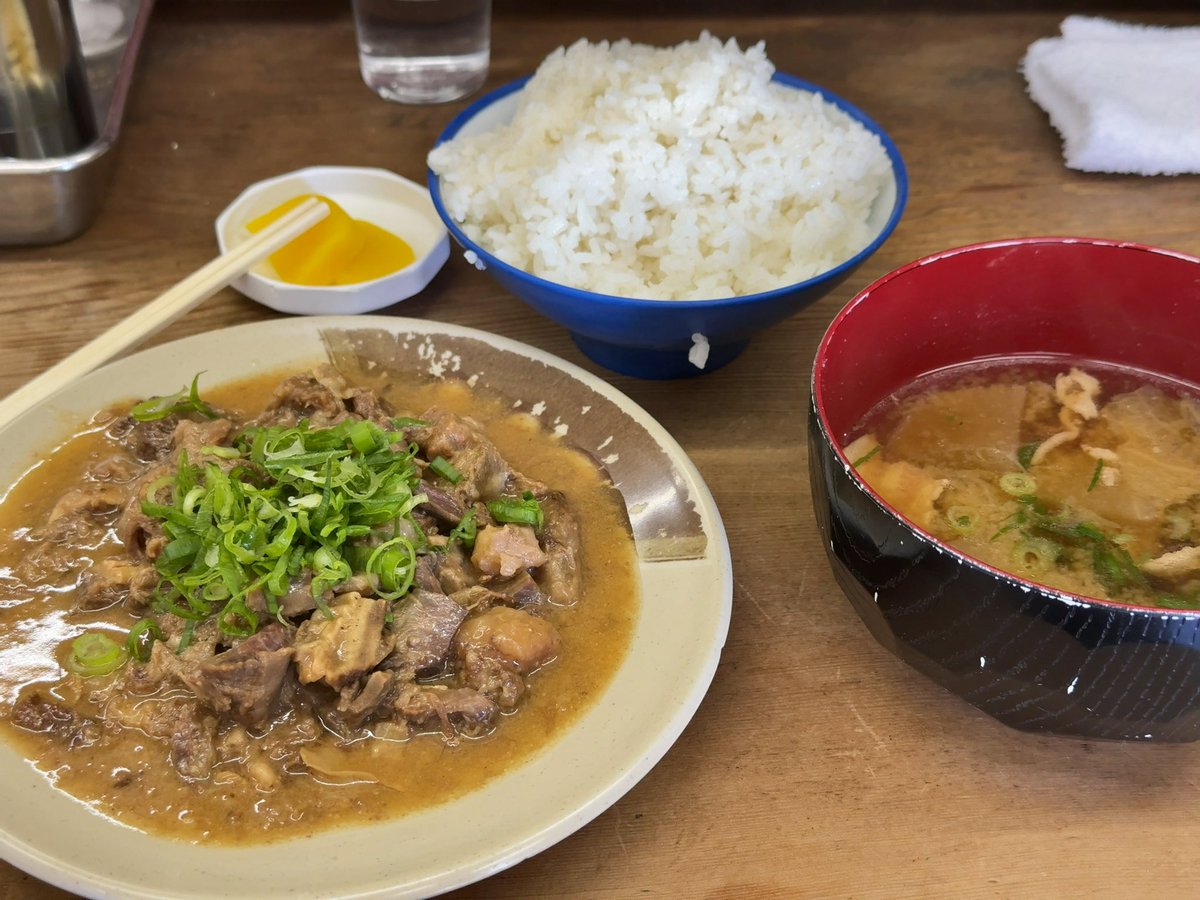 cbnsrfr's tweet photo. いつも行列の味のお福へ。
開店50分ほど前に着いて、すでに十数人待ち。せっかくなので並んでみたら一巡目で入れた。ご飯は中だが大盛りなみ。 https://t.co/Iy1EHvnicQ