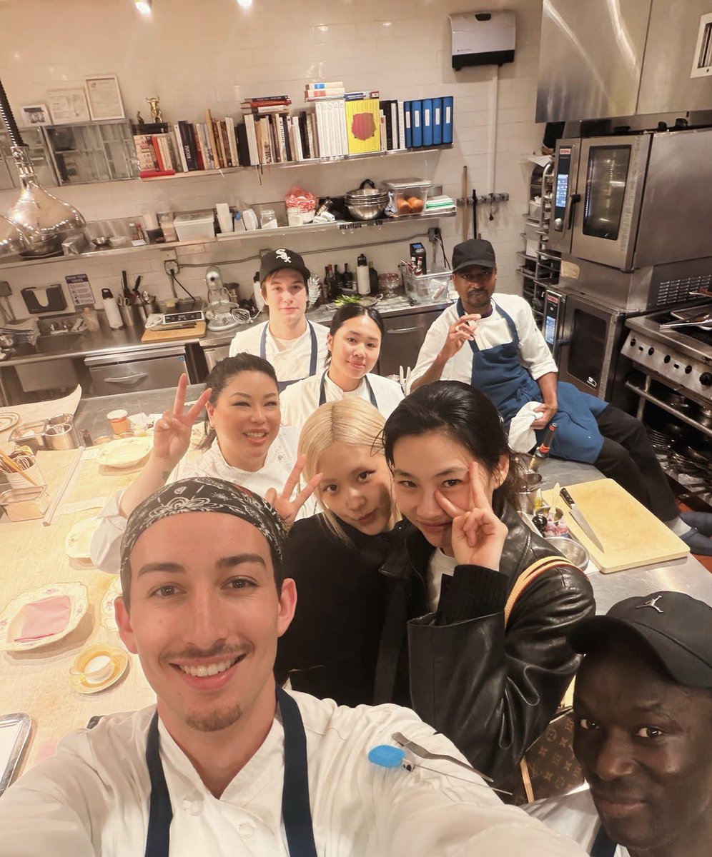 RoseFocused's tweet photo. ROSÉ and Hoyeon at Restaurant Le B. https://t.co/89AzTpaU1H
