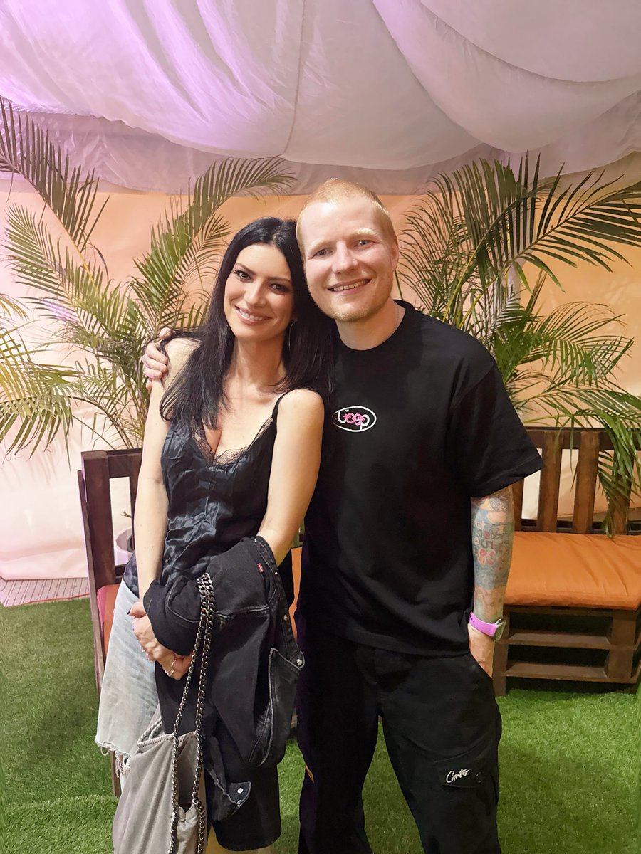 Laura Pausini tweet media