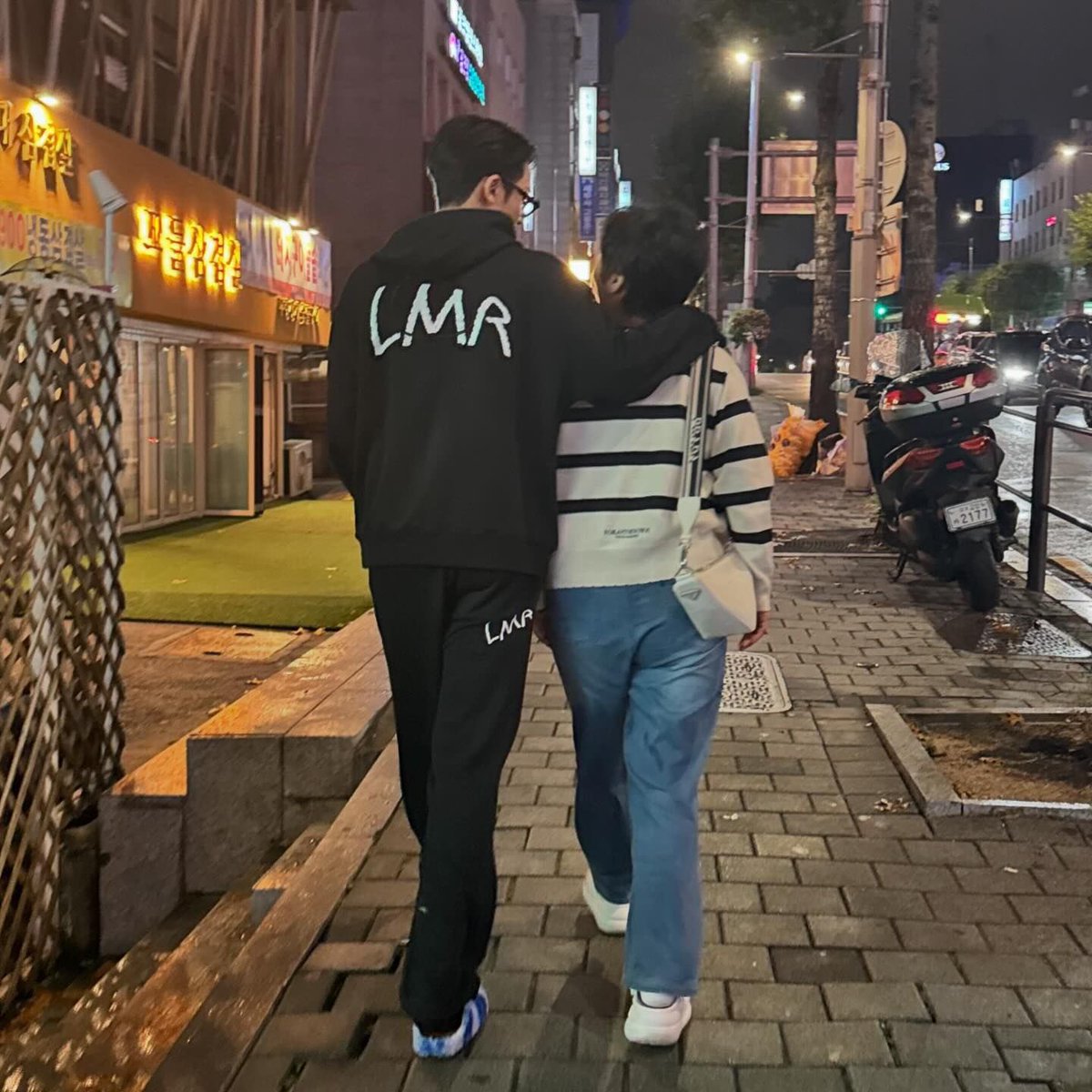 minwonshu's tweet photo. happy mothers day mama kim! 🖤 https://t.co/cpyNrqr9hB
