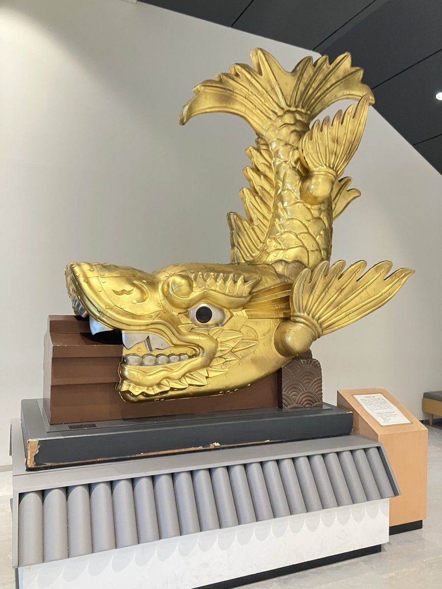 その奥には1/1シャチホコ もっと目立つところに置けばいいのに