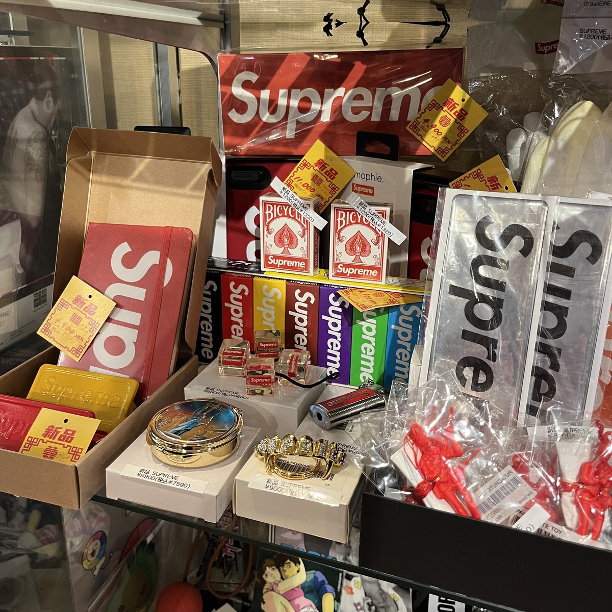geejeeMORIOKA's tweet photo. #Supreme 往年の小物アイテムが新品多数入荷しているので一挙にご紹介致します🔥

シュプリームでは毎シーズン楽しいコラボの小物アイテムがあり、1度発売された商品は2度目はないのでその時にしか発売がなかったものばかりです✨ https://t.co/xo8MaRtXoa