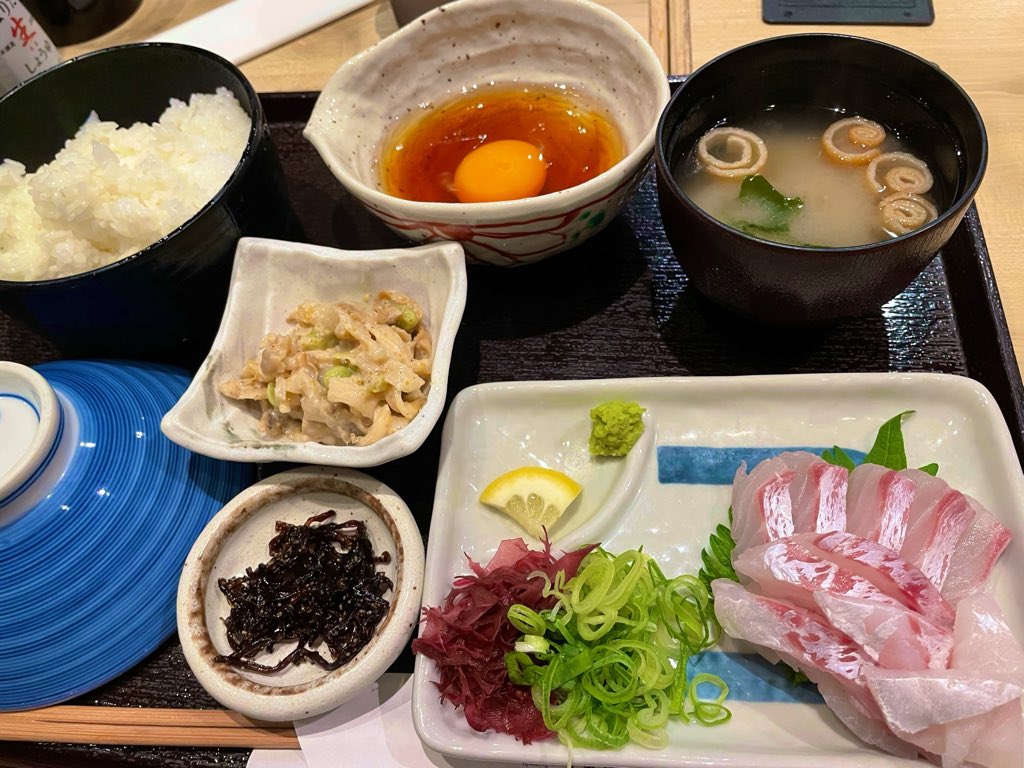 NKTNaui's tweet photo. 鯛めし食べて、松山城にウホウホ興奮して、けもの道から移動したら駅間違えるわ乗り換えも間違えるわでホテルのチェックイン遅れてあわてあわて

松山市駅と松山駅を間違えました
へへ https://t.co/5z2VUXUIOz