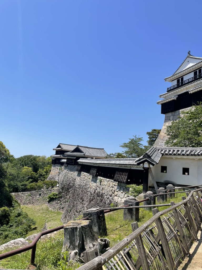 NKTNaui's tweet photo. 鯛めし食べて、松山城にウホウホ興奮して、けもの道から移動したら駅間違えるわ乗り換えも間違えるわでホテルのチェックイン遅れてあわてあわて

松山市駅と松山駅を間違えました
へへ https://t.co/5z2VUXUIOz
