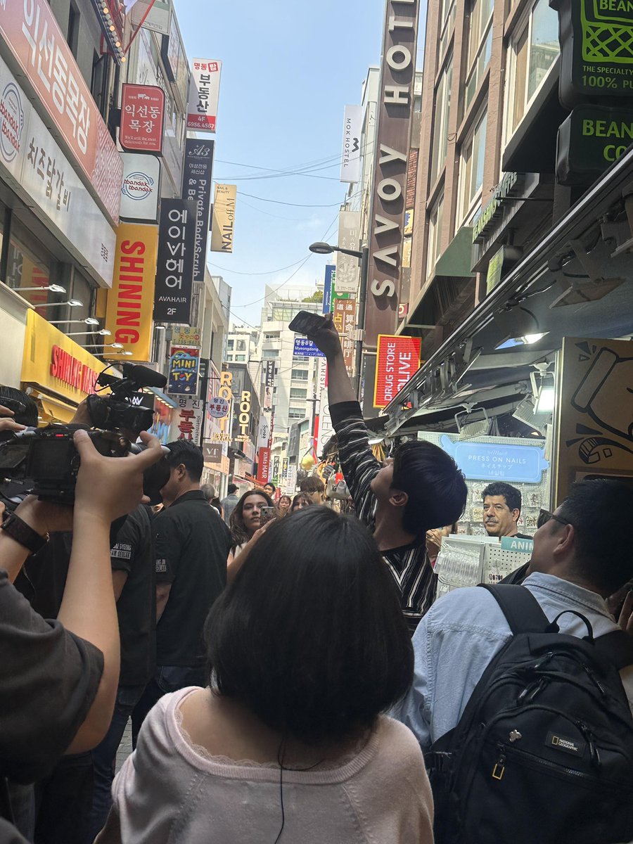 2eejy's tweet photo. 어머 이준영 명동 목격담 올라왔다 촬영 중인가봐 https://t.co/7pD3CATJSx