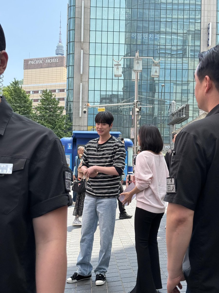 2eejy's tweet photo. 어머 이준영 명동 목격담 올라왔다 촬영 중인가봐 https://t.co/7pD3CATJSx
