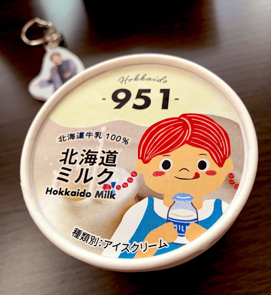 sky1106_melody's tweet photo. この札幌生まれの951アイスがあっさりで変な(変な)植物油脂とかが入ってなくて本当に美味しくて大好き😋♡
種類いっぱいあるけどど定番ミルク推し🐮

アークスグループとか24 SweetsShopで買えるんだけど道民はまじでこれ食べて🍨 https://t.co/ZpuaZFpIxe